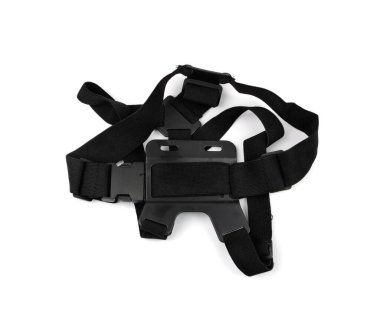Aksiyon kamerası göğüs kemeri izole edildi. Beyaz arkaplanda Gopro aksesuarları