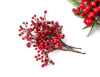 Kırmızı böğürtlenli Noel dalı. Beyaz arka planda yapay ev dekorasyon tesisi, rowan, ashberry veya kalina dal izole