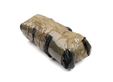 Ele geçirilen uyuşturucu torbası izole. Uyuşturucu paketleri, eroin tuğlaları, kokain paketleri, kaçakçılık, beyaz arka planda uyuşturucu kaçakçılığı