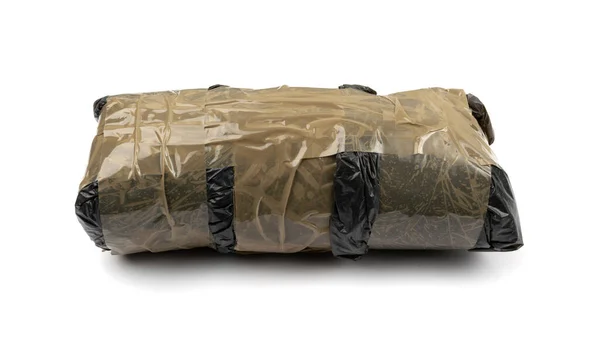 Ele geçirilen uyuşturucu torbası izole. Uyuşturucu paketleri, eroin tuğlaları, kokain paketleri, kaçakçılık, beyaz arka planda uyuşturucu kaçakçılığı