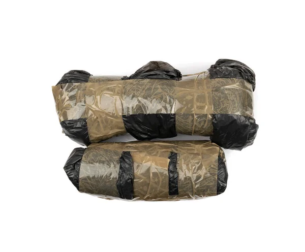 Ele geçirilen uyuşturucu torbası izole. Uyuşturucu paketleri, eroin tuğlaları, kokain paketleri, kaçakçılık, beyaz arka planda uyuşturucu kaçakçılığı