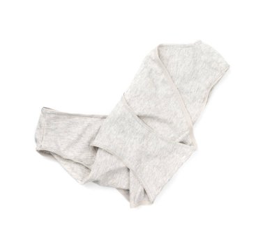 Yeni beyaz külotlar izole. Beyaz arka planda katlanmış pamuklu iç çamaşırı, kadın külotu, pantolon, iç çamaşırı.