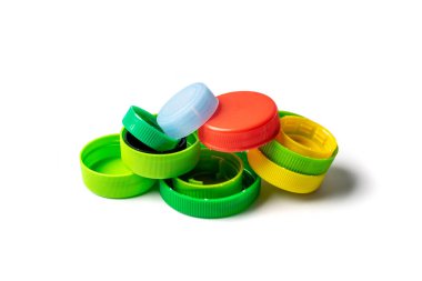 Plastik şişe kapağı izole edilmiş. Geri dönüşüm hdpe malzeme yığını, daire polietilen kapağı, beyaz arka planda renkli kapaklar