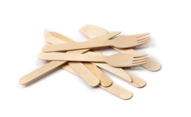 Tahta çatal ve bıçak izole edilmiş. Eko sofra takımı, tek kullanımlık çatal bıçak, tahtadan bozunabilir çatal, piknik için bambu masası seti, beyaz arka planda yeniden kullanılabilir gereçler.