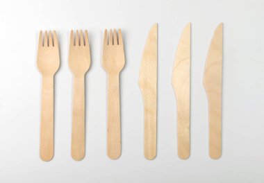 Tahta çatal ve bıçak izole edilmiş. Eko sofra takımı, tek kullanımlık çatal bıçak, tahtadan bozunabilir çatal, piknik için bambu masası seti, beyaz arka planda yeniden kullanılabilir çatal bıçak.