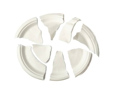 Yırtılmış kağıt tabak izole edilmiş. Eko sofra takımı, tek kullanımlık çatal bıçak, biyolojik çözünebilir karton tabaklar, piknik için eko-biyoloji seti, beyaz arka planda yeniden kullanılabilir kırık çatal bıçak