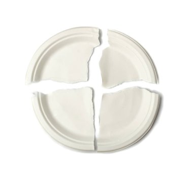 Yırtılmış kağıt tabak izole edilmiş. Eko sofra takımı, tek kullanımlık çatal bıçak, biyolojik çözünebilir karton tabaklar, piknik için eko-biyoloji seti, beyaz arka planda yeniden kullanılabilir kırık çatal bıçak