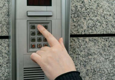 Ev sistemini güvene alın. Kapı telefonu, kapı telefonu, giriş telefonu, video telefon kullanıyoruz.