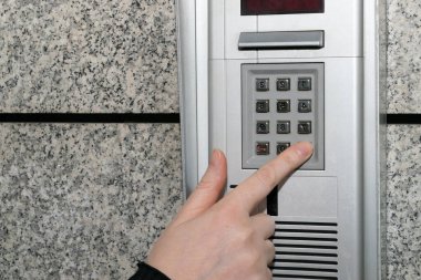 Ev sistemini güvene alın. Kapı telefonu, kapı telefonu, giriş telefonu, video telefon kullanıyoruz.