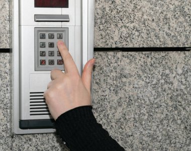 Ev sistemini güvene alın. Kapı telefonu, kapı telefonu, giriş telefonu, video telefon kullanıyoruz.