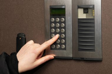 Ev sistemini güvene alın. Kapı telefonu, kapı telefonu, giriş telefonu, video telefon kullanıyoruz.