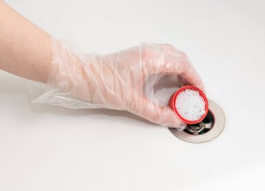 Lağım tıkanıklığı asit tanecikleriyle gideriliyor. Kimyasal maddeyle lavabonun tıkanması açılıyor