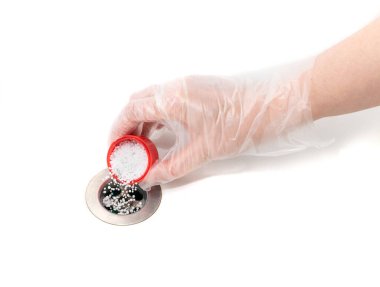 Lağım tıkanıklığı asit tanecikleriyle gideriliyor. Kimyasal maddeyle lavabonun tıkanması açılıyor