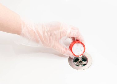 Lağım tıkanıklığı asit tanecikleriyle gideriliyor. Kimyasal maddeyle lavabonun tıkanması açılıyor