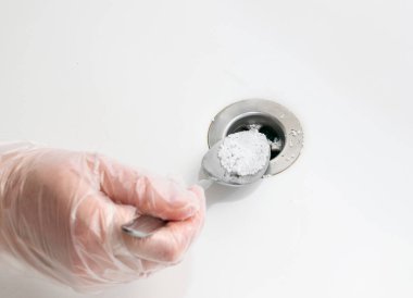 Lağım tıkanıklığı asit tanecikleriyle gideriliyor. Kimyasal maddeyle lavabonun tıkanması açılıyor