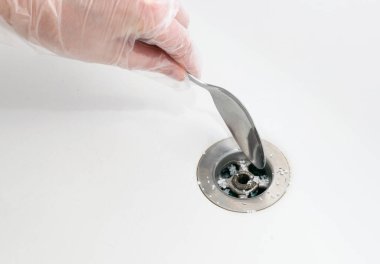 Lağım tıkanıklığı asit tanecikleriyle gideriliyor. Kimyasal maddeyle lavabonun tıkanması açılıyor