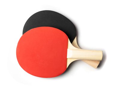 Masa tenisi raketleri izole edilmiş. Kırmızı ping pong masa tenisi raketleri ve beyaz arka planda top
