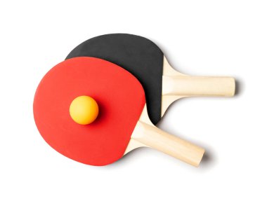 Masa tenisi raketleri izole edilmiş. Kırmızı ping pong masa tenisi raketleri ve beyaz arka planda top