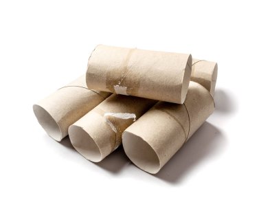 Tuvalet kağıdı izole edilmiş. Kağıt ucu kavramı, kullanılmış karton tüp, geri dönüşüm için boş tuvalet kağıdı ruloları, beyaz arka planda WC atığı