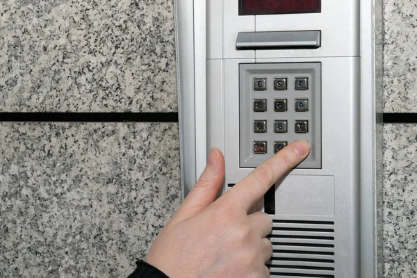 Ev sistemini güvene alın. Kapı telefonu, kapı telefonu, giriş telefonu, video telefon kullanıyoruz.