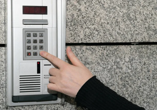 Ev sistemini güvene alın. Kapı telefonu, kapı telefonu, giriş telefonu, video telefon kullanıyoruz.