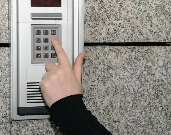 Ev sistemini güvene alın. Kapı telefonu, kapı telefonu, giriş telefonu, video telefon kullanıyoruz.