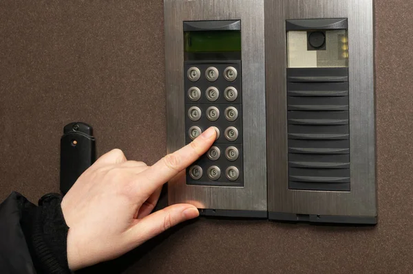 Ev sistemini güvene alın. Kapı telefonu, kapı telefonu, giriş telefonu, video telefon kullanıyoruz.