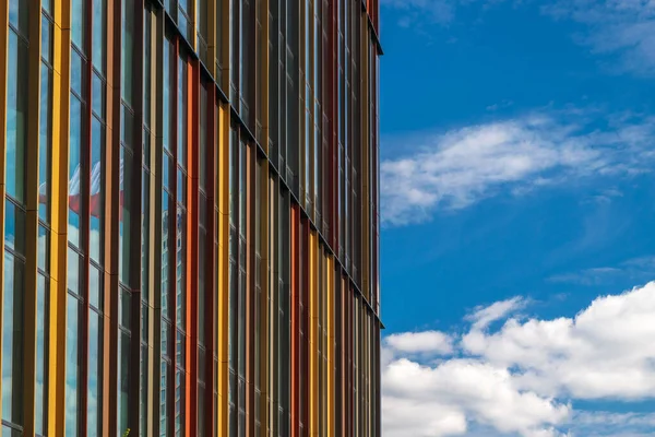 Modern ofis pencere dokusu arka plan. Yeni iş merkezi dış görünüş modeli