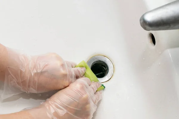 Limpiar Fregadero Sucio Con Primer Plano Esponja Las Manos Guantes —  Fotos de Stock