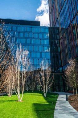 Varşova, Polonya - 18 Nisan 2022: Modern ofis binaları, mavi gökyüzü arka planı üzerine yeni iş merkezi cephesi, editoryal görüntü görünümü