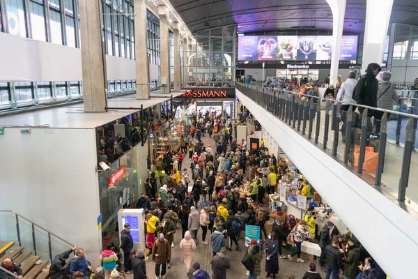 Ukrainian Refugees Warszawa Railway Station Editorial Image — Stockfoto