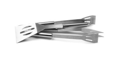 Izgara aletleri izole edildi. BBQ metal ekipmanları, çelik barbekü çatalı, tong, beyaz arka planda spatula.