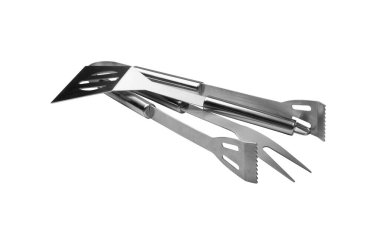 Izgara aletleri izole edildi. BBQ metal ekipmanları, çelik barbekü çatalı, tong, beyaz arka planda spatula.