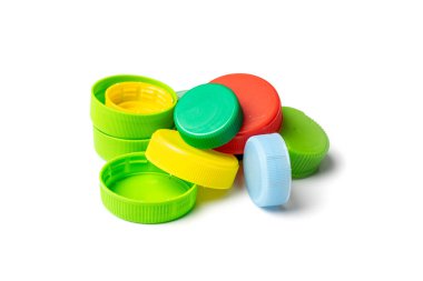 Plastik şişe kapağı izole edilmiş. Geri dönüşüm hdpe malzeme yığını, daire polietilen kapağı, beyaz arka planda renkli kapaklar