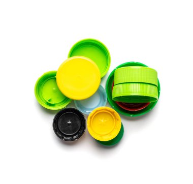 Plastik şişe kapağı izole edilmiş. Geri dönüşüm hdpe malzeme yığını, daire polietilen kapağı, beyaz arkaplan görünümünde renkli kapaklar