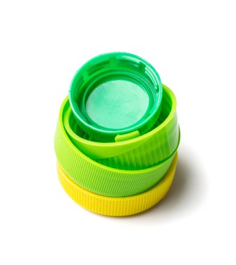 Plastik şişe kapağı izole edilmiş. Geri dönüşüm hdpe malzeme yığını, daire polietilen kapağı, beyaz arka planda renkli kapaklar