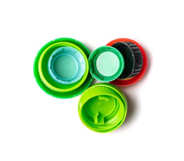 Plastik şişe kapağı izole edilmiş. Geri dönüşüm hdpe malzeme yığını, daire polietilen kapağı, beyaz arkaplan görünümünde renkli kapaklar