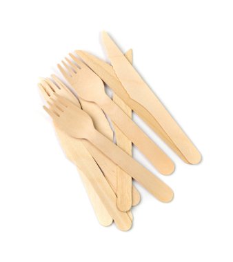 Tahta çatal ve bıçak izole edilmiş. Eko sofra takımı, tek kullanımlık çatal bıçak, tahtadan bozunabilir çatal, piknik için bambu masası seti, beyaz arka planda yeniden kullanılabilir gereçler.