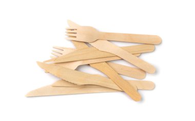 Tahta çatal ve bıçak izole edilmiş. Eko sofra takımı, tek kullanımlık çatal bıçak, tahtadan bozunabilir çatal, piknik için bambu masası seti, beyaz arka planda yeniden kullanılabilir çatal bıçak.