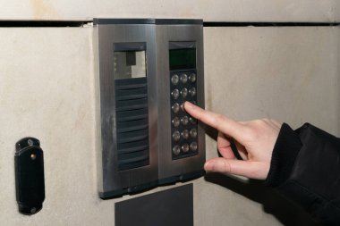 Ev sistemini güvene alın. Kapı telefonu, kapı telefonu, giriş telefonu, video telefon kullanıyoruz.