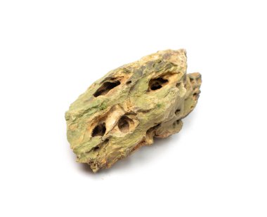 Ohko taşı izole edilmiş. Ejderha taşı, akvaryum tasarımı için gözenekli kil taşı, beyaz arka planda su kaydırak.