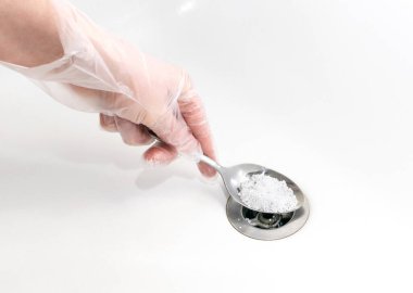 Lağım tıkanıklığı asit tanecikleriyle gideriliyor. Kimyasal maddeyle lavabonun tıkanması açılıyor