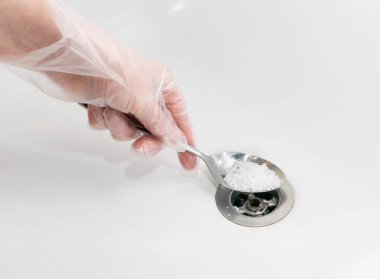 Lağım tıkanıklığı asit tanecikleriyle gideriliyor. Kimyasal maddeyle lavabonun tıkanması açılıyor