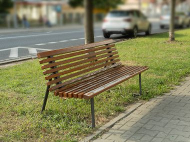 Sokakta eski ahşap bir bank. Şehir mimarisi, ahşap banklar, açık sandalye, şehir mobilyası, boş tahta koltuk, dinlenme alanında rahat bank