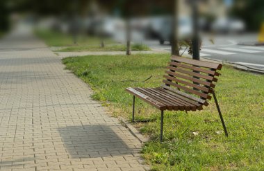 Sokakta eski ahşap bir bank. Şehir mimarisi, ahşap banklar, açık sandalye, şehir mobilyası, boş tahta koltuk, dinlenme alanında rahat bank