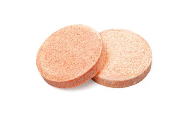 Ayırıcı tabletler izole edildi. Fizzy tablet grubu yakın plan, pembe turuncu renkli vitamin takviyesi beyaz arka planda, kırpma yolu