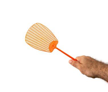 Elde sineklik, kırpma yolu ile izole edilmiş. Turuncu plastik sopa, eko biyolojik böcek öldürücü, beyaz arka planda eski bir sinek öldürücü.