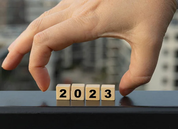 2023 Ile Boş Tahta Bloklar Eller Tahta Küpleri Yeni Yıl — Stok fotoğraf