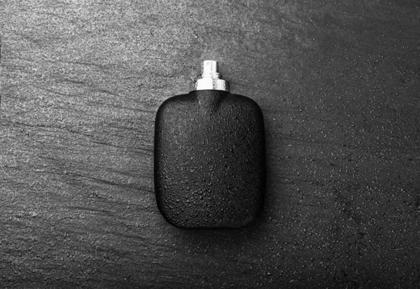 Siyah Taş Arka Planda Erkek Parfümü Siyah Şişe Parfümü Lüks — Stok fotoğraf