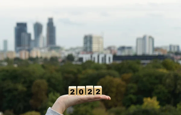 Blanco Houten Blokken Met 2022 Wazig Stadsbeeld Houten Kubuskalender Nieuwjaar — Stockfoto